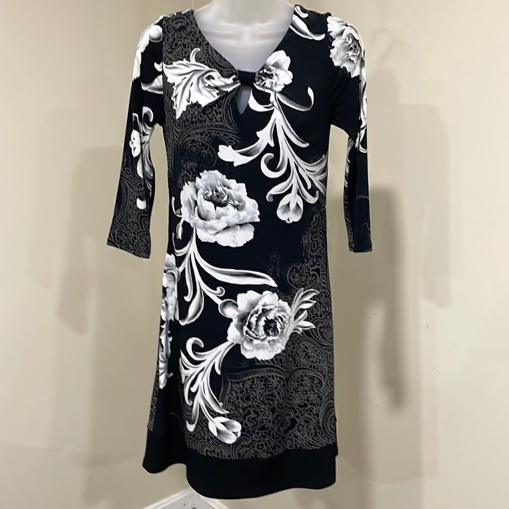 NWOT White House Black Market Floral Dress. Size XS extra small 2